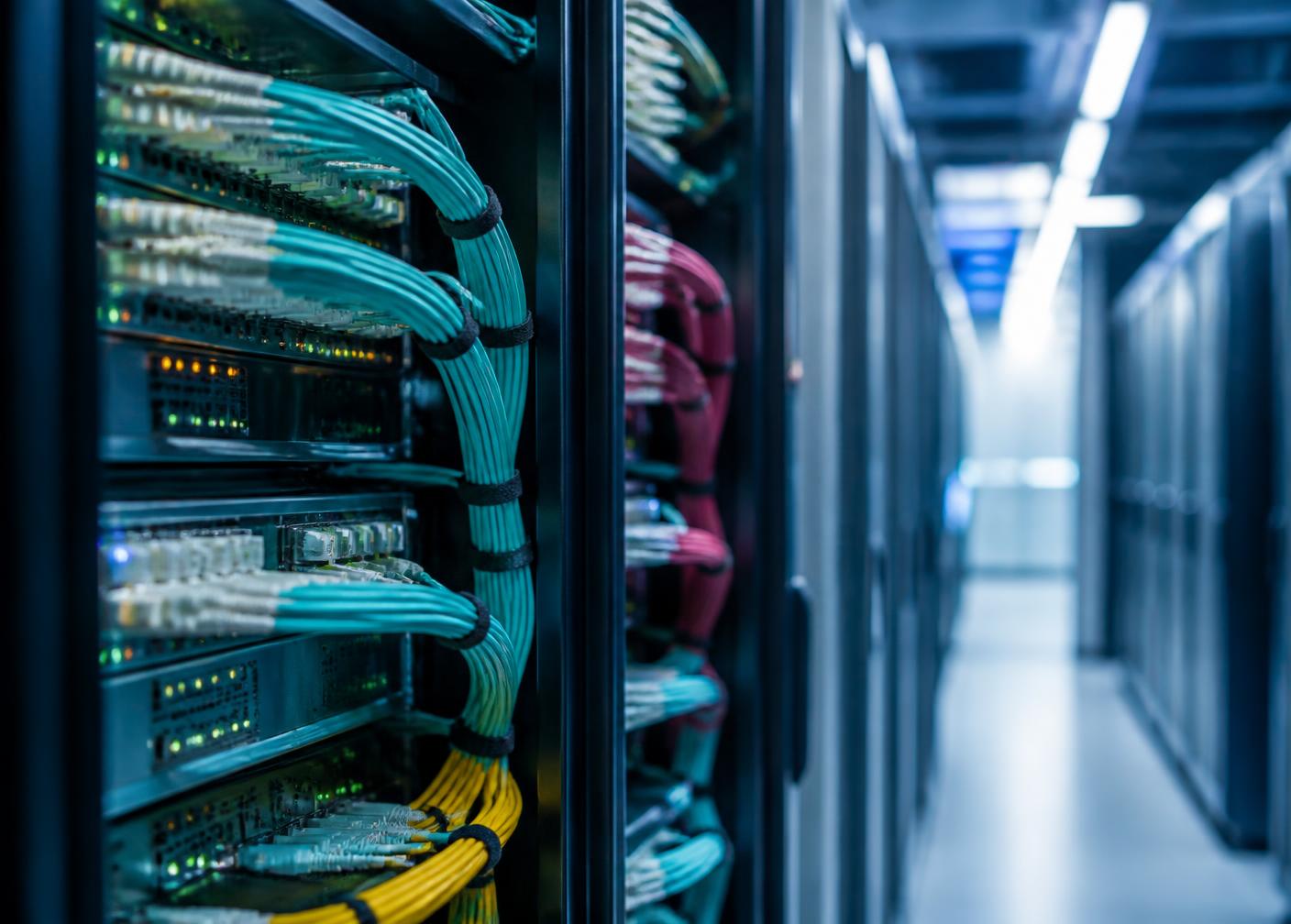 Cabeamento estruturado e fibra óptica em racks de data center